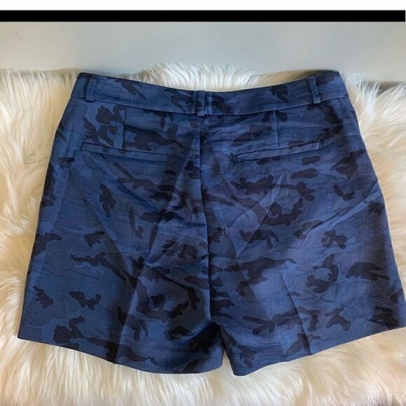 NWT Banana Republic Blue Camo Faux Silk Shorts w/ Front & Back Pockets! ❤️ - Picture 2 of 3